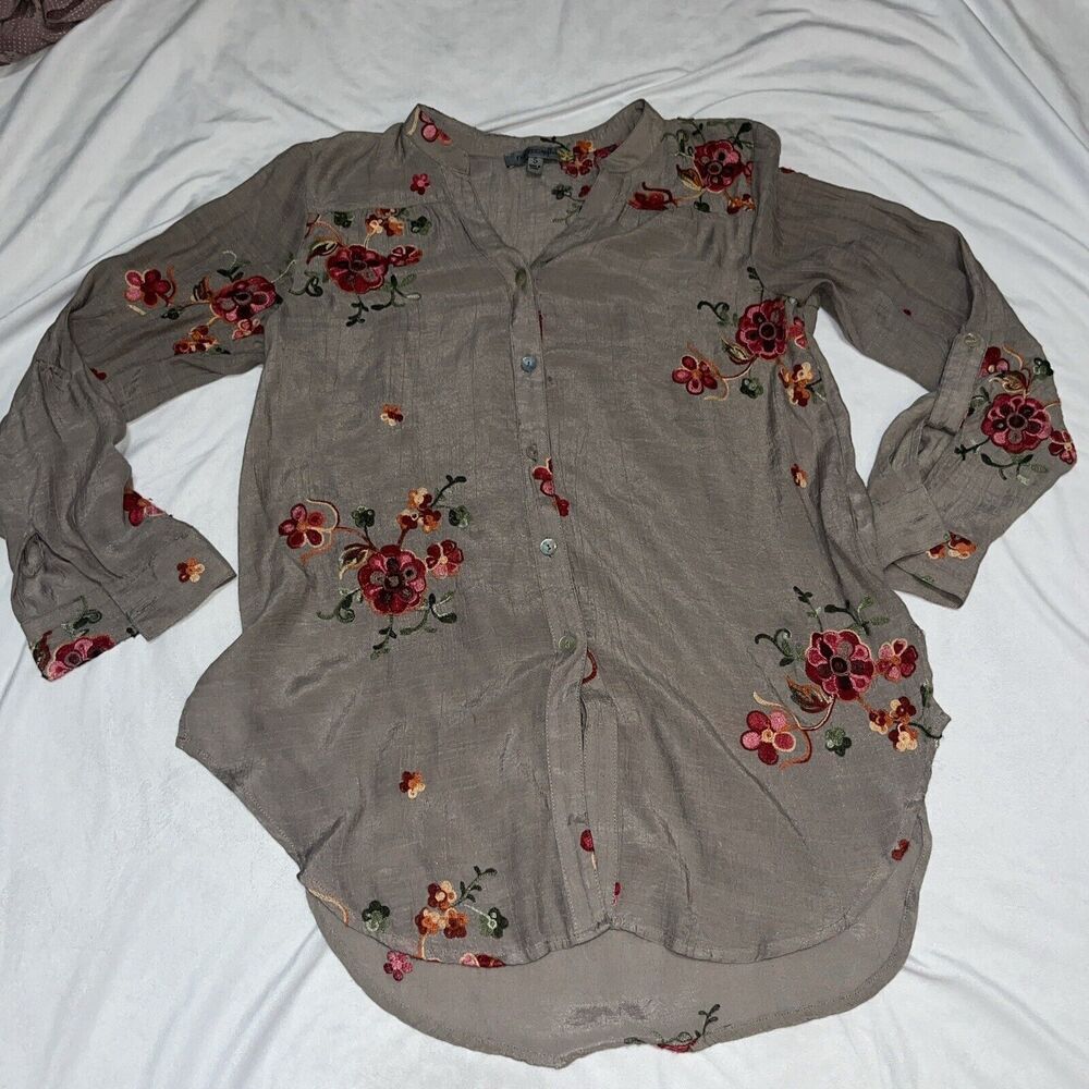 Fig & Flower Top Blouse S Small Taupe Embroidered Floral Roll Tab Sleeve 3A